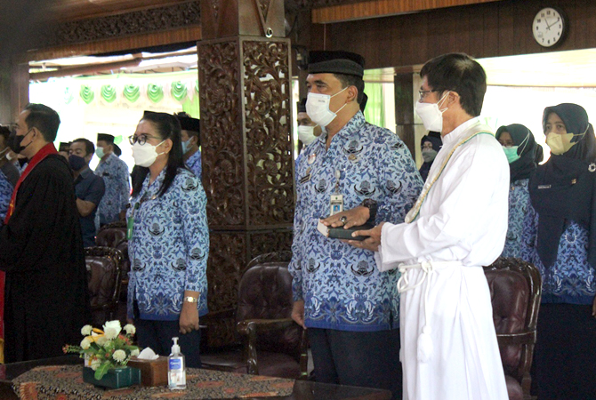 POSISI BARU: Bupati melantik pejabat di Pendapa Rumah Dinas Bupati  kemarin (7/1). (SUBEKAN/RADAR KUDUS)