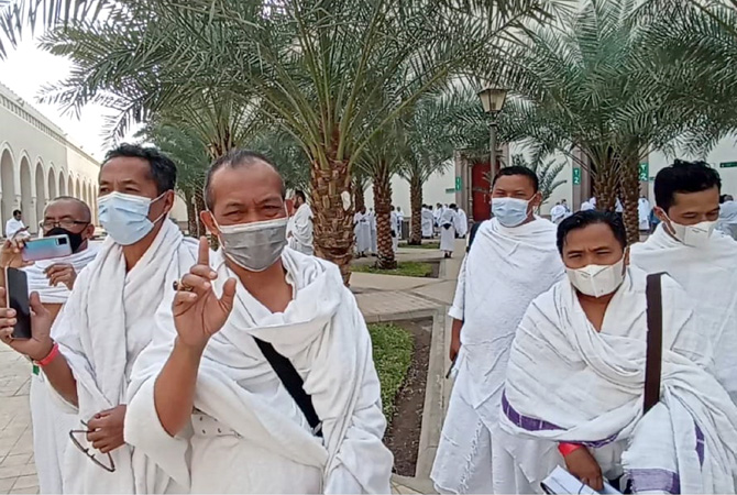 BERJALAN LANCAR: Sokheh (tengah) saat memakai pakaian ihram dan niat umrah dari miqot Masjid Bir Ali, Madinah, Arab Saudi. (M. SOKHEH FOR RADAR KUDUS)