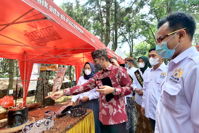 SUPPORT UMKM: Bupati Kudus Hartopo (batik merah) bersama Kadin Kudus Safrul Kamaludin mengunjungi stan UMKM saat acara pelantikan Kadin Kudus periode 2021-2026 kemarin. (INDAH SUSANTI/RADAR KUDUS)