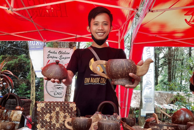 TEMBUS MANCANEGARA: Kerajinan batok kelapa karya Tiar Bachroni tak hanya dipasarkan di dalam negeri, namun juga sampai ke luar negeri. (DONNY SETYAWAN/RADAR KUDUS)
