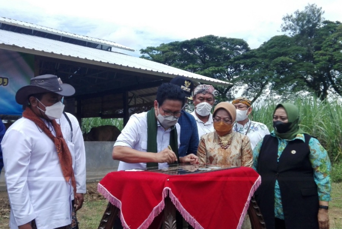 DUKUNG DESA MANDIRI: Mendes PDTT RI kunjungi lokasi BUMDesma Rukun Lestari milik Kecamatan Gebog pada (13/2). (ARIKA KHOIRIYA/RADAR KUDUS)