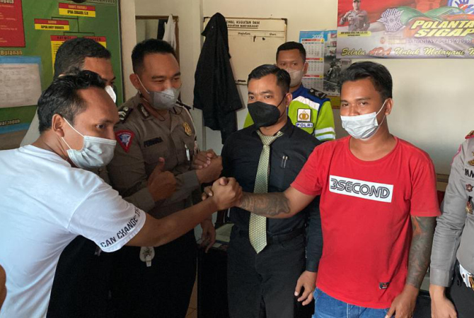 DAMAI: Briptu M. Fernanda dan Sopir truk Slamet Riyanto resmi berdamai usai terlibat perselisihan saat demo revisi UU ODOL pada Kamis (17/2). (ISTIMEWA/RADAR KUDUS)