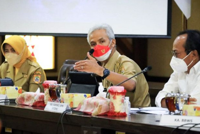 PIMPIN RAPAT: Gubernur Jawa Tengah Ganjar Pranowo memimpin rapat di lingkungan Pemprov Jateng. (Humas Pemprov Jateng/Antara)