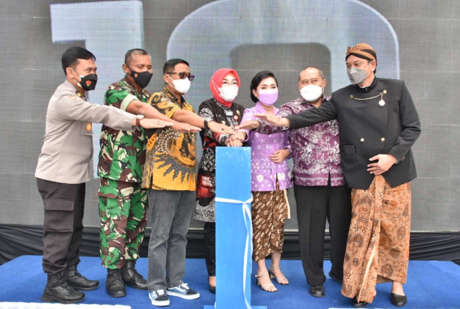 DIRESMIKAN: Bupati Sri Sumarni bersama Forkopinda dan Direktur RS Panti Rahayu Yakkum Purwodadi dr. Siswiyati, M Kes meresmikan gedung Diag-nostik Center RS Panti Rahayu Yakkum Purwodadi, Jumat (11/2) lalu. (SIROJUL MUNIR/RADAR KUDUS)