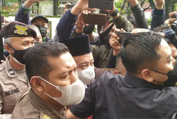 BERI PENJAGAAN: Petugas penjagaan mengawal Herry Wirawan masuk ke ruang sidang PN Bandung. (ANTARA)