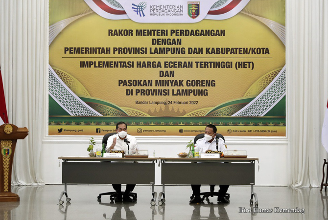 PIMPIN RAPAT: Menteri Perdagangan, Muhammad Lutfi memimpin Rapat Koordinasi Implementasi Harga Eceran Tertinggi (HET) dan Pasokan Minyak Goreng di Provinsi Lampung, Kamis (24 Feb). Rakorda ini turut dihadiri Gubernur Lampung, Arinal Djunaidi. (HUMAS KEMEN