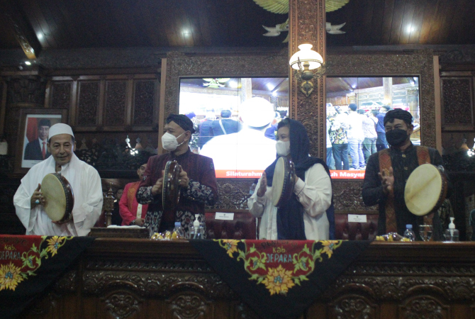 SEMARAK: Dari kiri, Anggota Wantimpres Habib Luthfi bin Yahya, Bupati Jepara Dian Kristiandi, Wakil Ketua MPR RI Lestari Moerdijat, dan Wakil Ketua DPRD Jepara Pratikno menabuh rebana tanda peresmian pengusulan Ratu Kalinyamat sebagai pahlawan nasional di
