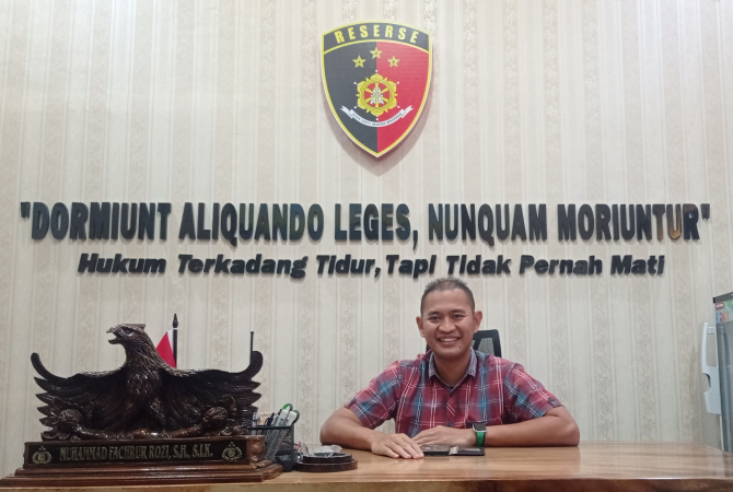 BERI KETERANGAN: Beri penjelasan Kepala Satreskrim Polres Jepara, AKP M. Fachrur Rozi soal penetapan tersangka miras maut di Jepara. (MOH. NUR SYAHRI MUHARROM/RADAR KUDUS)