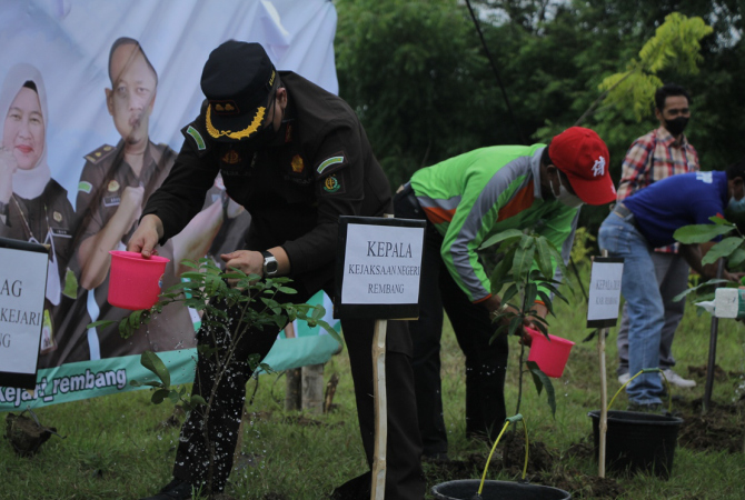 KOMPAK: Aksi jajaran Kejaksaan Negeri Rembang kolaborasi DLH Rembang aksi peduli lingkungan di dekat embung rowosetro melibatkan komunitas binaan DLH dan organisasi wanita Kejaksaan. Mereka sepakat menentang kerusakan lingkungan. (WISNU AJI/RADAR KUDUS)