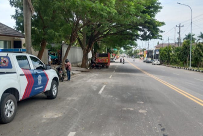 OLAH TKP: Foto lokasi TKP kecelakaan yang melibatkan kendaraan roda dua dengan truk colt diesel yang mengakibatkan pegawai salah satu ekspedisi tewas pada Selasa (22/2). (DOK SATLANTAS FOR RADAR KUDUS)