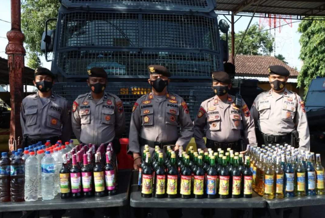 AMANKAN: Polres Jepara mengamankan ratusan botol minuman dari sejumlah hiburan malam di Jepara. (POLRES JEPARA FOR RADAR KUDUS)