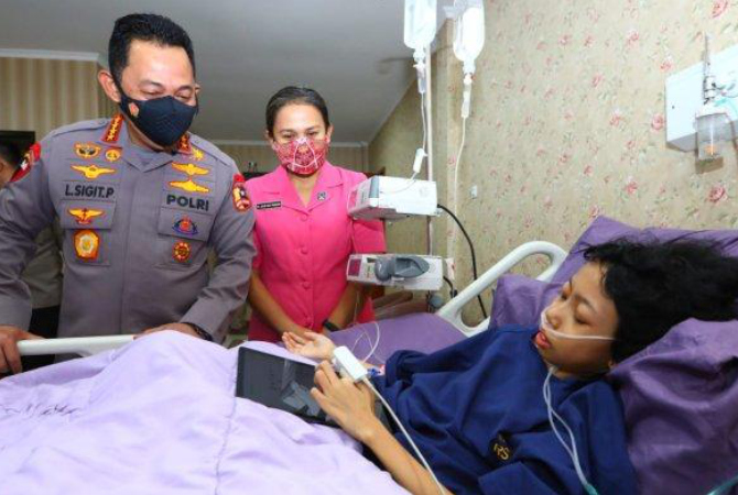 JENGUK: Kapolri Listyo Sigit Prabowo bersama istrinya saat menjenguk Sinta Aulia di RS Polri. (ISTIMEWA/RADAR KUDUS)