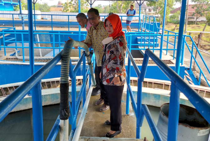 SUPLAI AMAN: Direktur PDAM Purwa Tirta Dharma Grobogan Myra Heltyani mengecek Intalasi Pengelolaan Air (IPA) PDAM. (SIROJUL MUNIR/RADAR KUDUS)