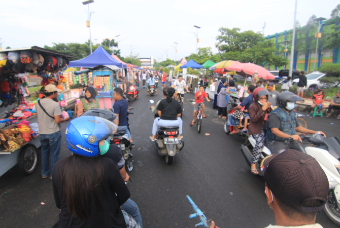 RAMAI: Pedagang di sekitar Balai Jagong ketika sore hari. (DONNY SETYAWAN/RADAR KUDUS)