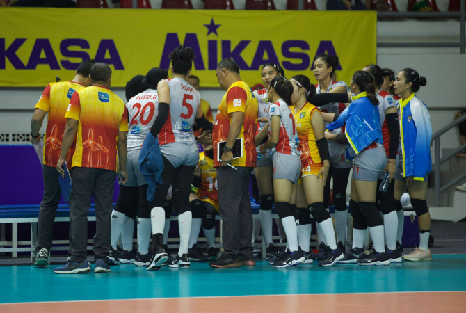 TETAP SEMANGAT: Penampilan para srikandi Jakarta Elektrik PLN (JEP) di babak Final Four PLN Mobile Proliga 2022 terbentur permainan pemuncak klasemen JPF. (PLN FOR RADAR KUDUS)
