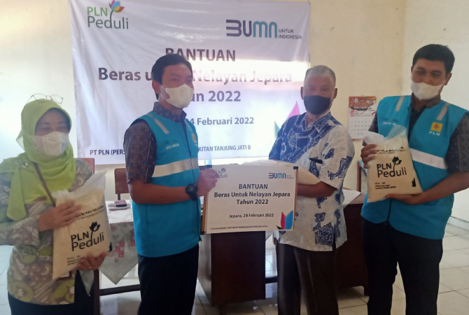 SALURKAN CSR: MSB ASP, Kom & Mum PLN UIK TJB Jatie Kuncara didampingi Kabag Perekonomian Pemkab Jepara Siti Nurjanah menyerahkan bantuan beras kepada Ketua HNSI Kabupaten Jepara Sudiyatno. (PLN FOR RADAR KUDUS)