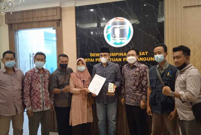 SERAP ASPIRASI: Sekjen PPP, Arwani Thomafi bertemu dengan Perkumpulan Pedagang Pasar Rembang (P3R) yang didampingi Direktur Eksekutif Indikator Politik Indonesia Burhanuddin Muhtadi pada Rabu (16/2). (ISTIMEWA/RADAR KUDUS)