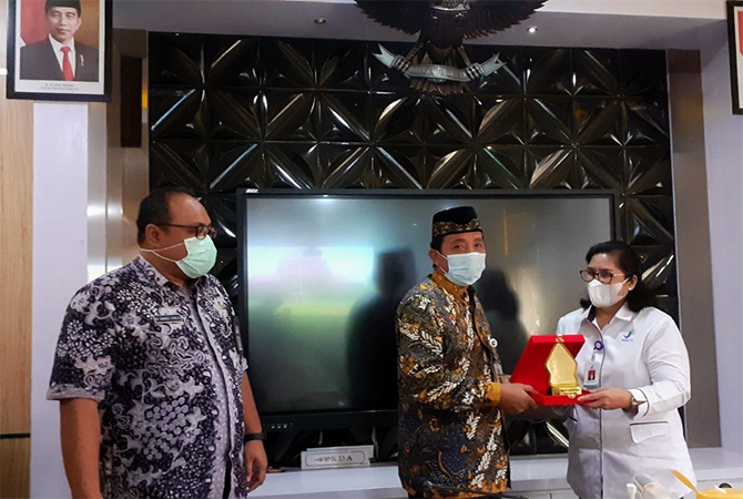 KOMITMEN BERSAMA: Bupati Rembang Abdul Hafidz bersama Balai Besar Pengawas Obat dan Makanan (BBPOM) menandatangani MoU di ruang rapat Kantor Bupati pada Selasa (15/2). (VACHRI RINALDY L/RADAR KUDUS)