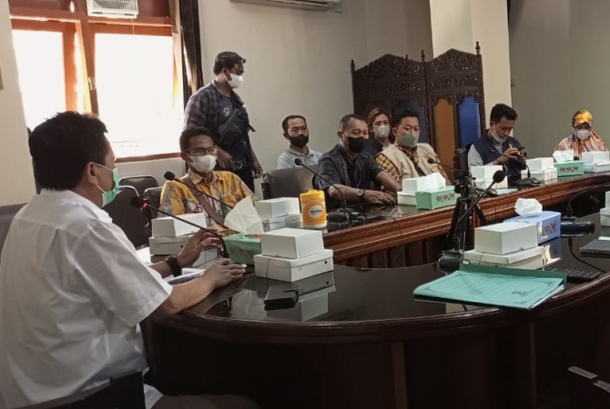 AUDIENSI: Sekda Rembang Fahrudin menerima audiensi perwakilan pedagang Pasar Rembang untuk membahas polemik rencana pembangunan dan relokasi pasar. (VACHRY RINALDY L/RADAR KUDUS)