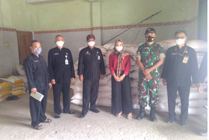 SIDAK: Pelaksana Tugas (Plt) Dinas Perdagangan, Koperasi, Usaha Kecil dan Menengah (Dindagkop UKM) Kabupaten Blora, Luluk Kusuma Ariadi bersama tim sidak di KPL pupuk, Selasa (15/2). (SUBEKAN/RADAR KUDUS)