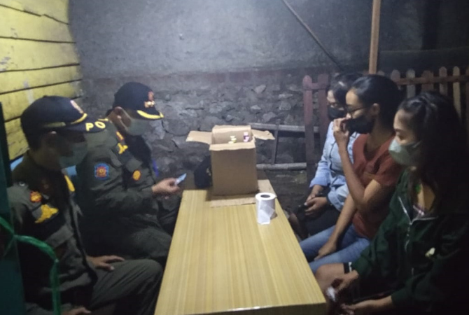 PENDATAAN: Petugas Satpol PP Kabupaten Rembang melakukan pendataan pekerja warkop tanpa identitas. Satu sisi melakukan pendataan pekerja yang kedapatan menjual miras dengan kadar alkohol di atas lima persen Sabtu malam lalu (19/2). (WISNU AJI/RADAR KUDUS)