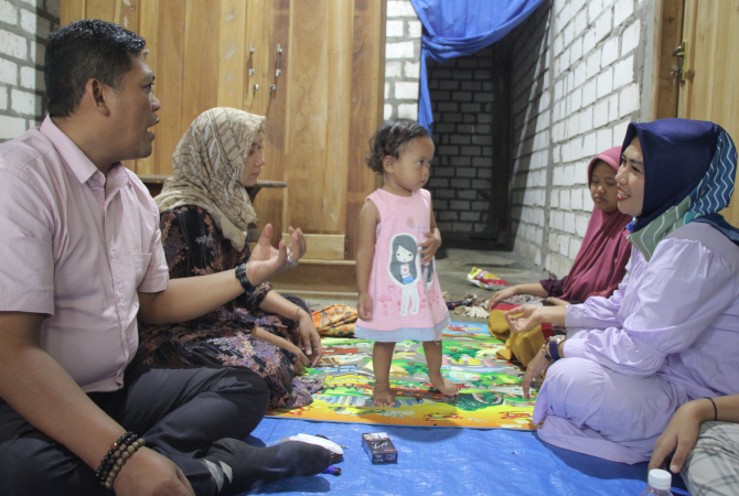 BERI DUKUNGAN: Pengurus Paguyuban Desa Guru Pendawa Kabupaten Rembang memberikan dukungan pada Shoimah ibu Sinta yang kini tengah di rawatan di RS Jakarta. (WISNU AJI/RADAR KUDUS)