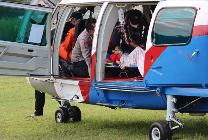 DIJEMPUT: Penjemputan bocah penderita tumor asal Pamotan Rembang  Sinta Auliya Maulidiya untuk diterbangkan ke Jakarta guna mendapatkan perawatan di RS Kramat Jati. (VACHRY RINALDY L/RADAR KUDUS)