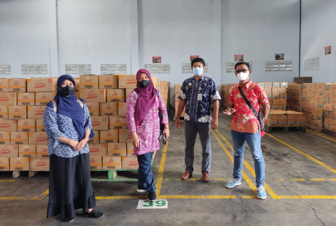 CEK STOK: Tim DINDAKOP UKM Rembang melakukan pemantauan setiap hari distribusi minyak goring baik dari distributor sampai di terima konsumen. (BIDANG PERDAGANGAN FOR RADAR KUDUS)