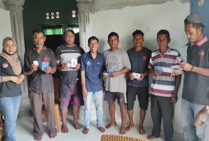 KOMPAK: Perjuangan Suherman ketika menyalurkan bantuan sosial kepada warga di daerah terpencil. (DOK. BRI FOR RADAR KUDUS)