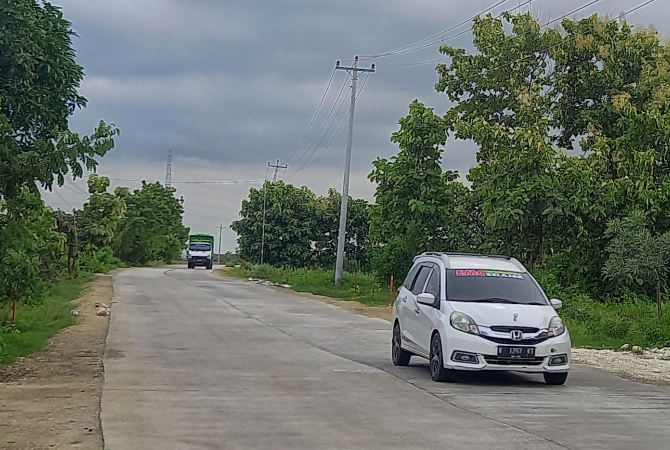 LENGANG: Pengendara melintasi Jalan Lingkar Tireman beberapa waktu lalu. (VACHRI RINALDY L/RADAR KUDUS)