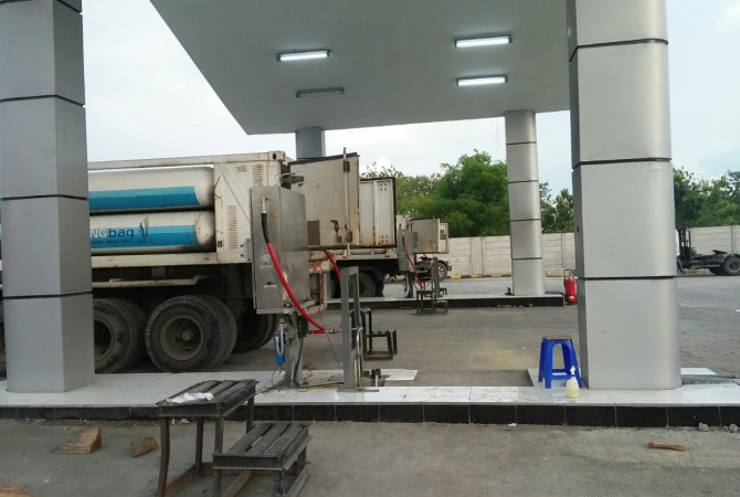 ISI TABUNG: Sejumlah trailer pengangkut gas di wilayah Kecamatan Sumber antre untuk mengisi akhir tahun 2021. (DOK.RADAR KUDUS)