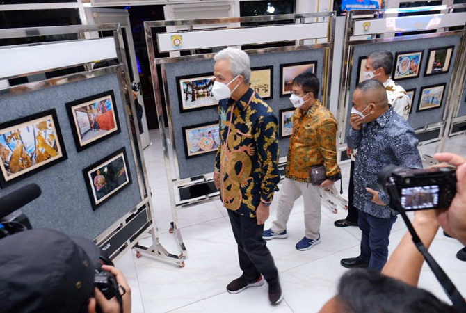 APRESIASI: Gubernur Jawa Tengah Ganjar Pranowo didampingi Ketua PWI Pusat dan Ketua PWI Jateng hadir secara langsung dalam Acara Malam Anugerah Hari Pers Nasional tahun 2022 Sabtu (19/2). (PTS SG FOR RADAR KUDUS)