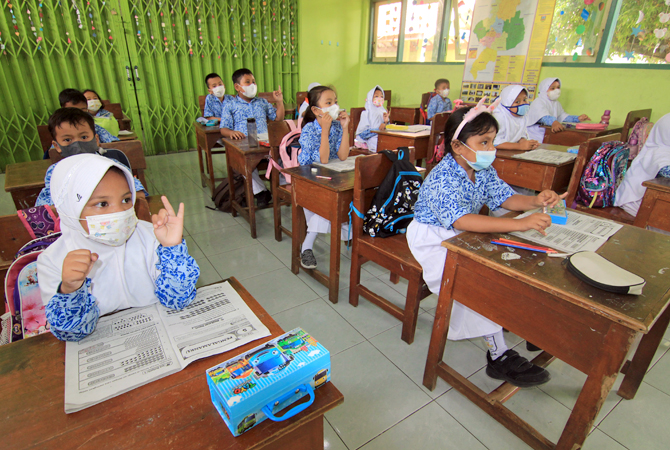 DIBAGI DUA SIF: Pertemuan tatap muka pelajar saat sekolah saat ini dilakukan dua kali pagi dan siang agar mengurangi kerumunan pelajar disatu waktu. (DONNY SETYAWAN/RADAR KUDUS)