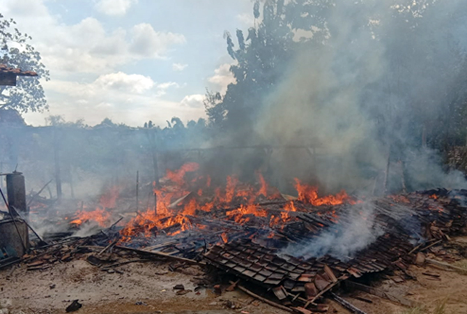 HANGUS: Rumah milik warga di Desa Pucakwangi terbakar diduga akibat pembuatan bediang. (TIM DAMKAR FOR RADAR KUDUS)
