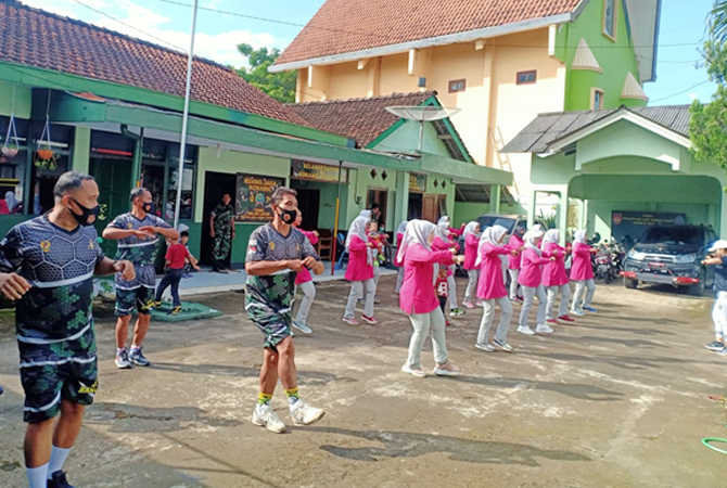 SEMANGAT: Anggota Koramil dan Anggota Persit Ranting 8 ikut serta dalam senam aerobic di halaman Koramil Bangsri kemarin. (KODIM JEPARA FOR RADAR KUDUS)