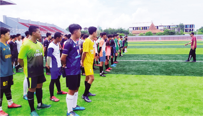 SELEKSI: Pemain usia 16 dan 17 tahun untuk diproyeksikan dalam ajang Piala Soeratin tahun depan. (ACHMAD ULIL ALBAB/RADAR KUDUS)