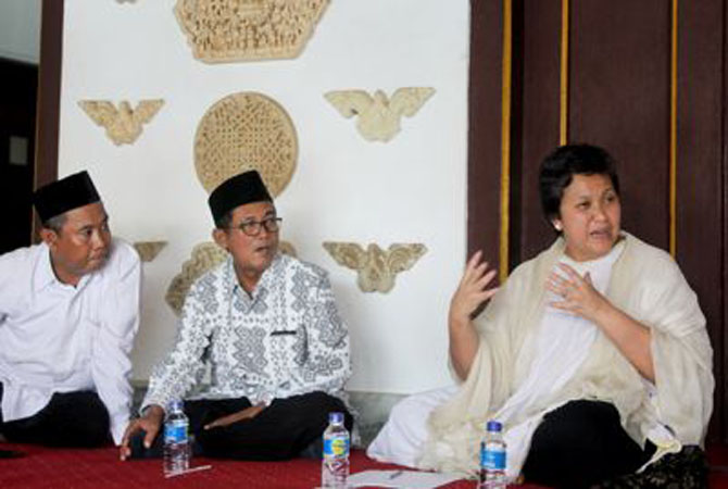 REKOMENDASI: Lestari Moerdijat saat mengunjungi Makam Ratu Kalinyamat belum lama ini. Bupati Jepara Ahmad Marzuqi memberikan rekomendasi kepada Yayasan Dharma Bakti Lestari untuk pengusulan Ratu Kalinyamat menjadi pahlawan nasional. (M. KHOIRUL ANWAR/RADA