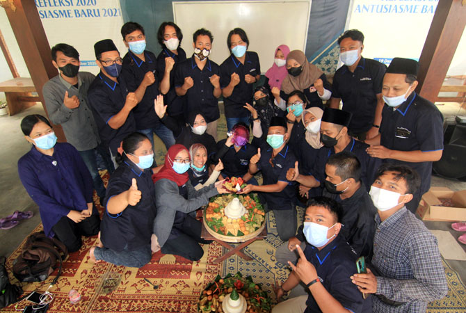 SOLID: Pemred Radar Kudus Zainal Abidin memberikan potongan tumpeng kepada wartawan termuda di Radar Kudus Arika Khoiriya saat peringatan Hari Pers Nasional (HPN) di Joglo Radar Kudus kemarin. (DONNY SETYAWAN/RADAR KUDUS)