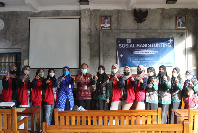KEREN: Tim KKN UPGRIS bersama Pemdes Semat dan DKK Jepara saat menggelar sosialisasi stunting di Desa Semat, Tahunan, kemarin. (KKN UPGRIS FOR RADAR KUDUS