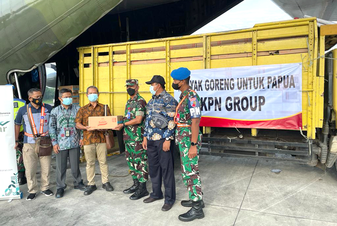 Kementerian Perdagangan dibantu TNI melakukan pengiriman stok minyak goreng ke Sorong, Jayapura dan Marauke untuk mendukung ketersediaan minyak goreng di Provinsi Papua dan Papua Barat. (Kemendag for JawaPos.com)