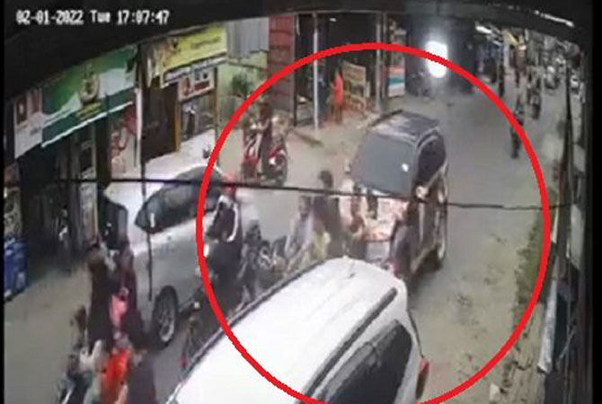 Tangkapan Layar Mobil Seruduk Pengendara Motor hingga Tewas di Medan.