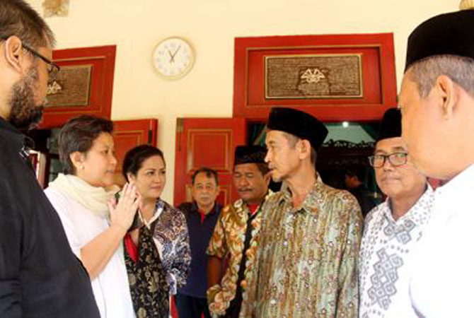 ZIARAH: Lestari Moerdijat saat kunjungi makam Ratu Kalinyamat di Mantingan belum lama ini. Ide pengajuan Ratu Kalinyamat sebagai Pahlawan Nasional dimulai dengan gerakan petisi. (M. KHOIRUL ANWAR/RADAR KUDUS)
