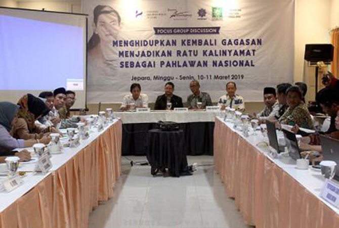 DISKUSI: Puluhan warga Jepara yang terdiri dari berbagai yayasan dan kelompok mendukung pengajuan kembali Ratu Kalinyamat sebagai pahlawan nasional. (M. KHOIRUL ANWAR/RADAR KUDUS)