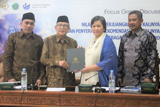 DISKUSI: Pembina Yayasan Dharma Bakti Lestari (YDBL) yang juga Wakil Ketua MPR RI Lestari Moerdijat menerima rekomendasi usulan Ratu Kalinyamat sebagai Pahlawan Nasional dari Rektor Unisnu Jepara Sa’dullah Assaidi, Sabtu (7/12) kemarin. (M. KHOIRUL ANWAR/