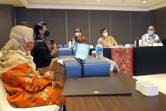 KERJA KERAS: Wakil Ketua MPR RI Lestari Moer dijat ber sama narasumber diskusi Ratu Kalinyamat. (ZAINAL ABIDIN/RADAR KUDUS)