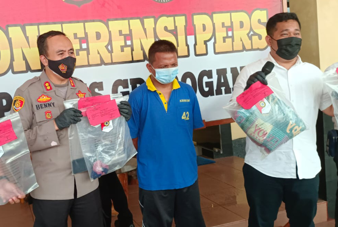 TUNTUTAN: Terdakwa pembunuhan Agus Supriyanto dituntut 12 tahun penjara dalam kasus sidang di PN Purwodadi, Senin (7/2). (SIROJUL MUNIR/RADAR KUDUS)