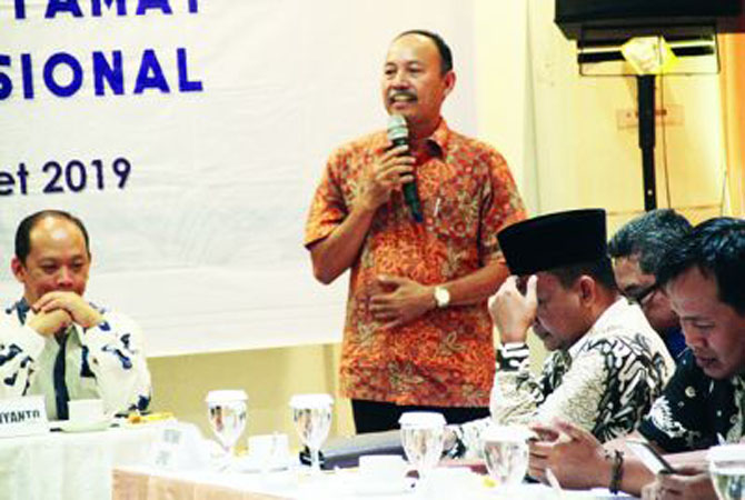 DUKUNG: Kabag Kesra Pemkab Jepara Suhendro menyampaikan pesan Bupati Jepara Ahmad Marzuqi pada FGD meneguhkan Ratu Kalinyamat sebagai pahlawan nasional Minggu (10/3) lalu. (KOMINFO FOR RADAR KUDUS)