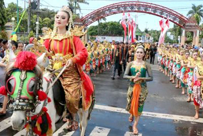DIAGUNGKAN: Pemeran Ratu Kalinyamat saat kirab Hari Jadi Kabupaten Jepara belum lama ini. Pengajuan berkas pahlawan nasional melibatkan pakar dari berbagai perguruan tinggi. (DOK. RADAR KUDUS)