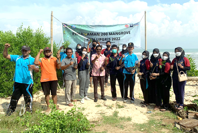 MENANAM BERSAMA: Kelompok Kuliah Kerja Nyata (KKN) Universitas PGRI Semarang (UPGRIS) berfoto bersama dinas terkait dalam acara penanaman pohon mangrove di pesisir Bandengan kemarin. (EKO FOR RADAR KUDUS)