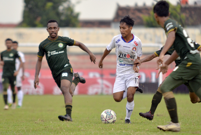 LOLOS 16 BESAR: Pemain Persipa Pati beradu dengan pemain PS Palembang di laga terakhir babak 32 besar di Stadion Kebondalem Kendal kemarin. (PERSIPA FOR RADAR KUDUS)